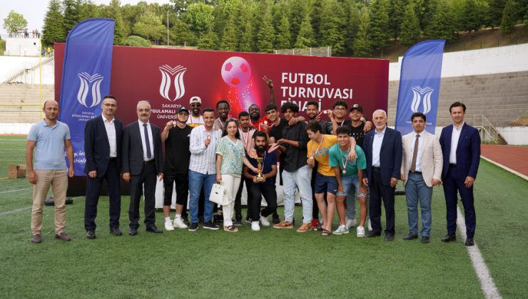 SUBÜ futbol turnuvası tamamlandı: Dereceye giren takımlar kupalarını kaldırdı