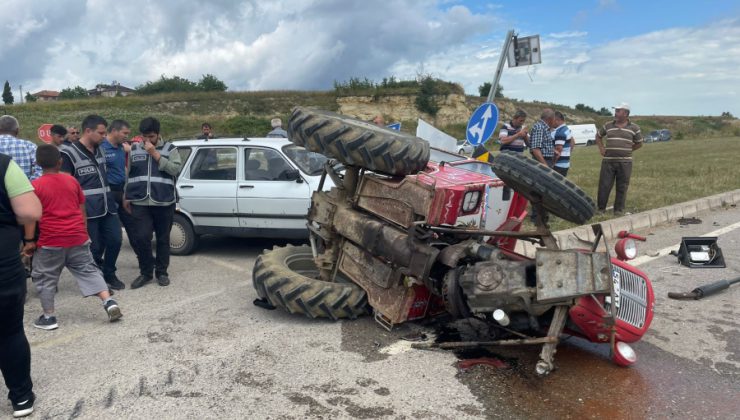 Sakarya’da otomobil traktörle çarpıştı: 2 yaralı