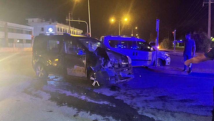  İki hafifi ticari araç çarpıştı: 3 yabancı uyruklu şahıs yaralandı