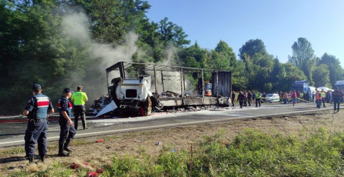 Anadolu Otoyolu’nda tır kazası:Yol 3 saatte açılabildi