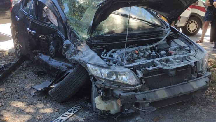 Sakarya’da otomobil panelvanla kafa kafaya çarpıştı: 8 yaralı