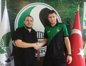 Sakaryaspor Artem Kravets ile 1 yıllık sözleşme imzaladı