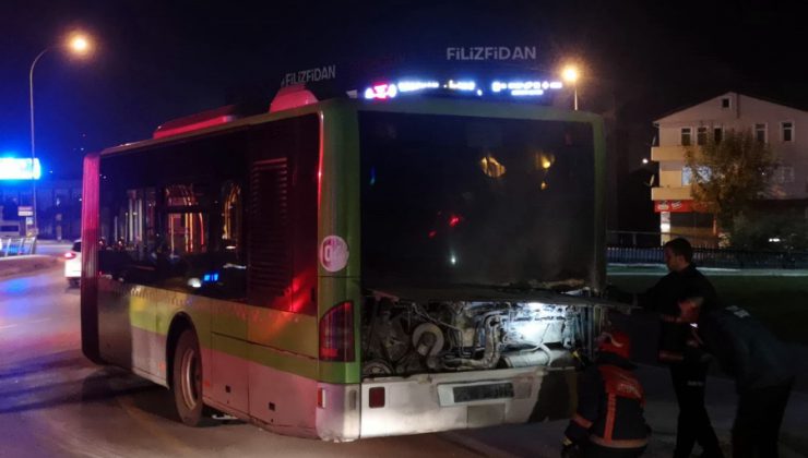 Belediye otobüsü şehrin göbeğinde alev alev yandı