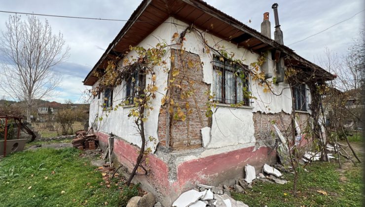 Sarsıntıya dayanamayan müstakil evin duvarı çöktü