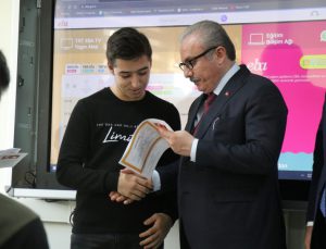 Sakaryalı öğrenciler karnelerini Mustafa Şentop’un elinden aldı