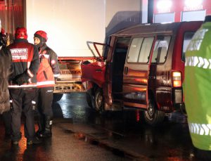 Minibüs deprem bölgesine konteyner taşıyan tırın altına girdi:1 ölü 2 yaralı