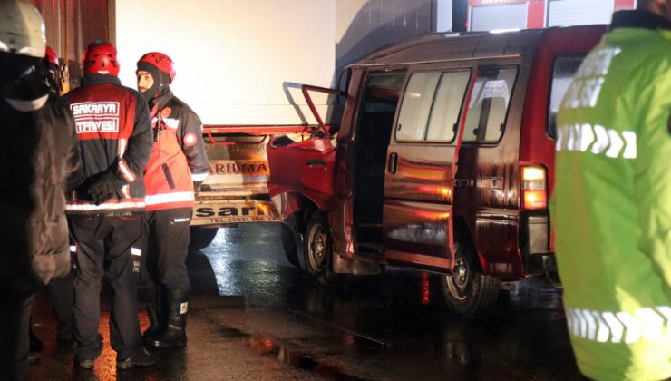 Minibüs deprem bölgesine konteyner taşıyan tırın altına girdi:1 ölü 2 yaralı