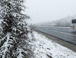 Anadolu Otoyolu Düzce-Sakarya sınırında kar etkili oluyor